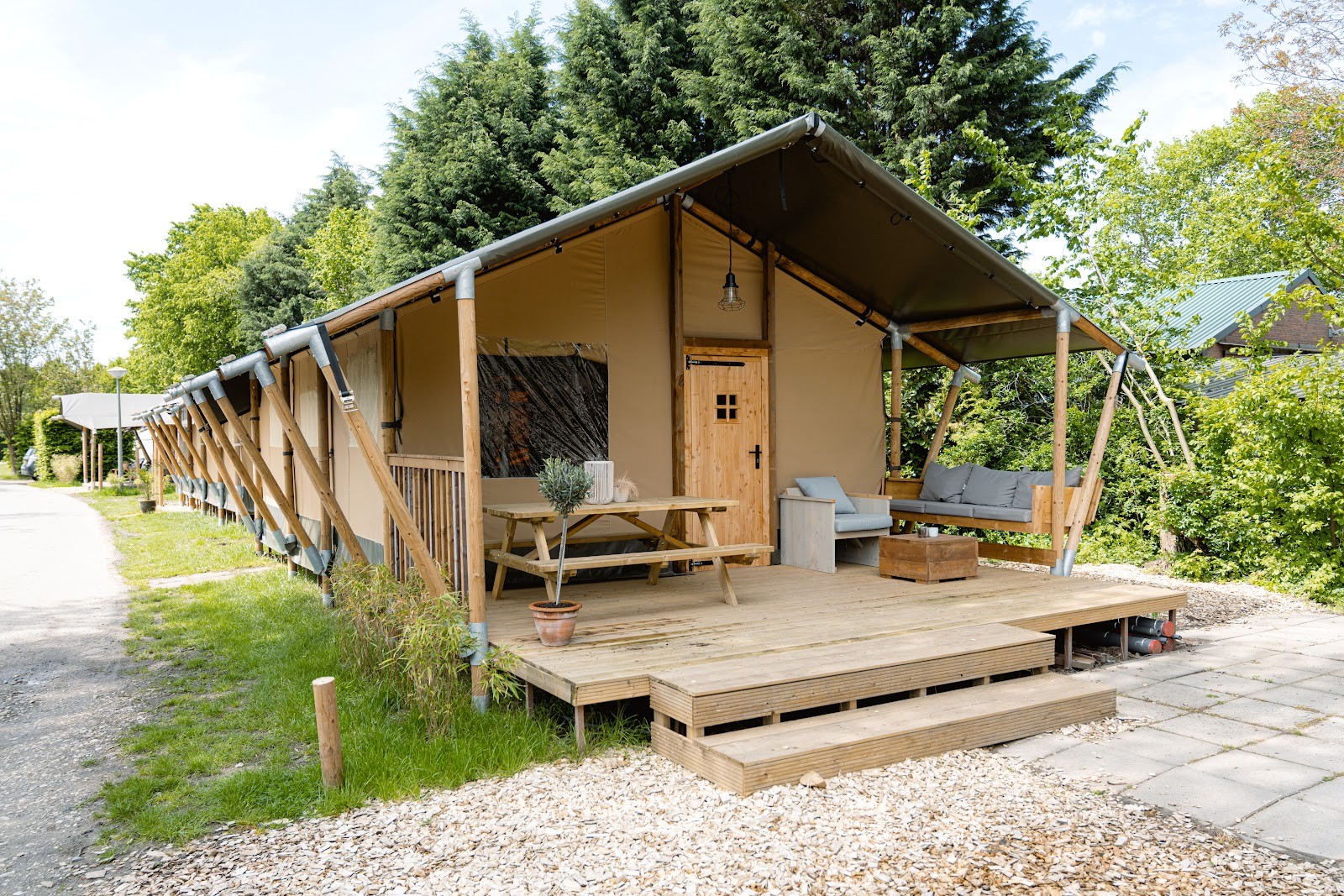 Vakantiepark en camping met zwem- en visvijver in Betuwe