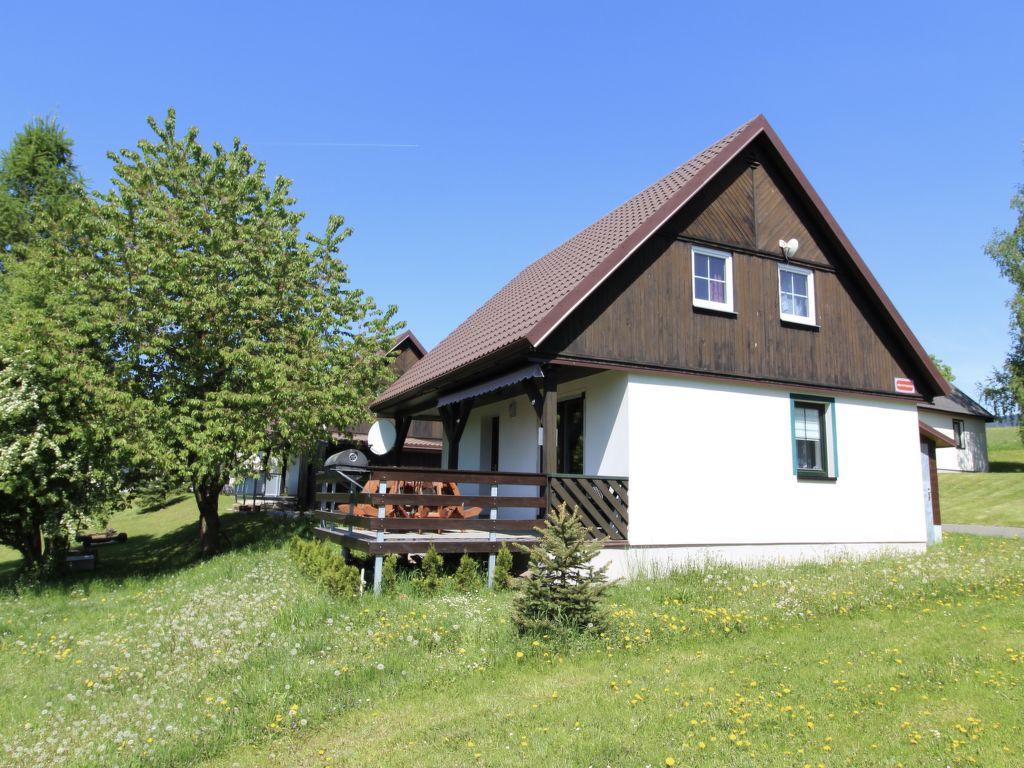 Chalets op een kleinschalig vakantiepark met zwembad in het Reuzengebergte