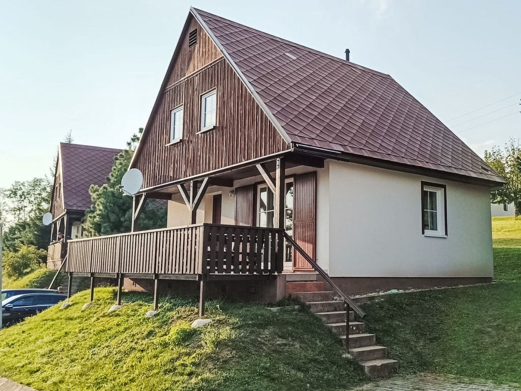 Chalets op een kleinschalig vakantiepark met zwembad in het Reuzengebergte