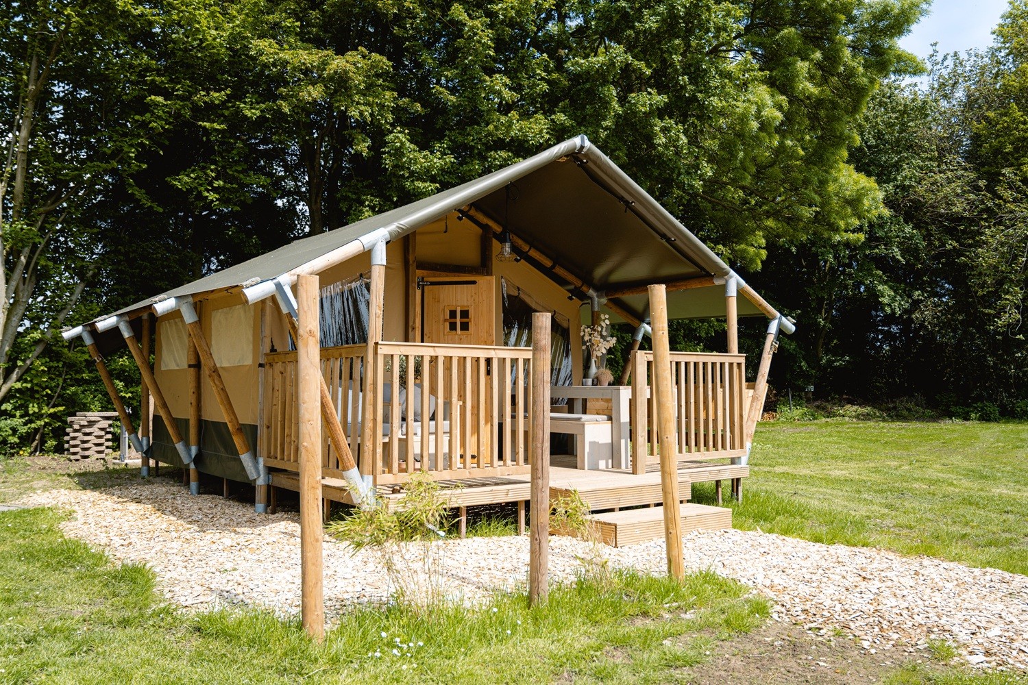 Vakantiepark en camping met zwem- en visvijver in Betuwe