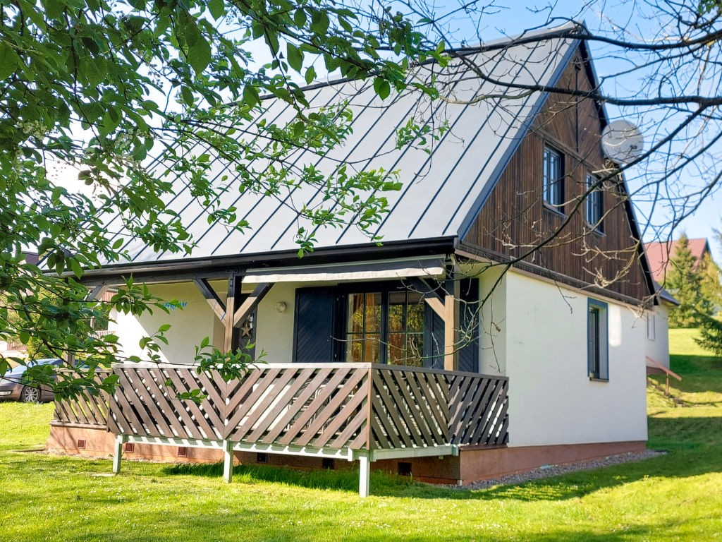 Chalets op een kleinschalig vakantiepark met zwembad in het Reuzengebergte