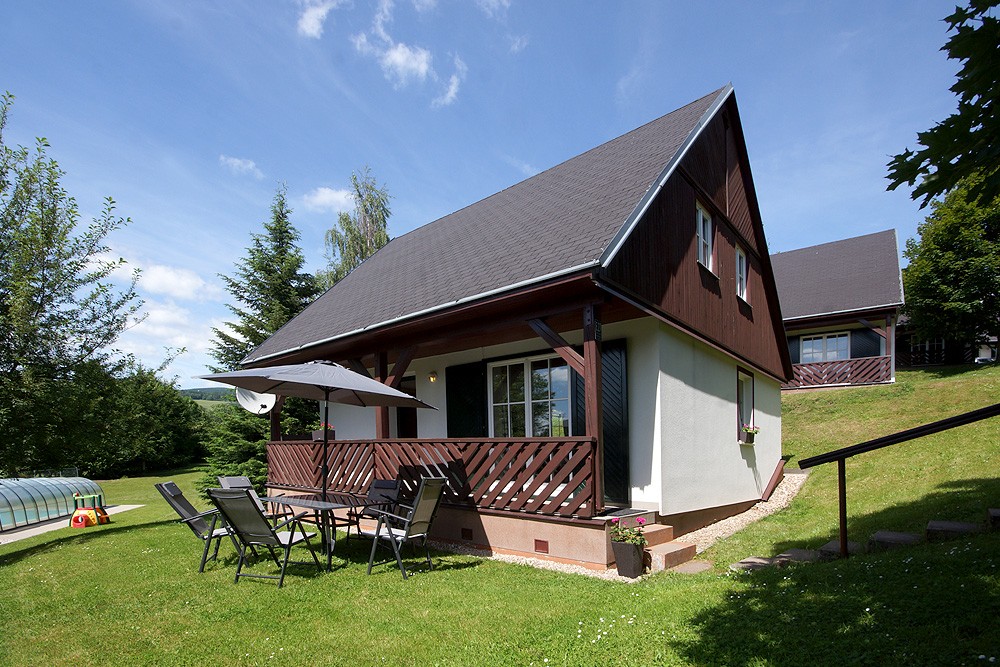Chalets op een kleinschalig vakantiepark met zwembad in het Reuzengebergte
