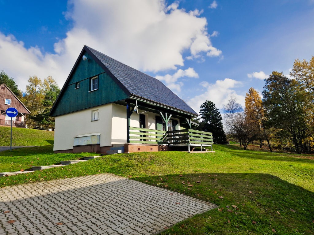 Chalets op een kleinschalig vakantiepark met zwembad in het Reuzengebergte