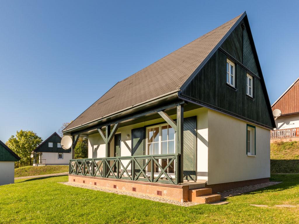 Chalets op een kleinschalig vakantiepark met zwembad in het Reuzengebergte