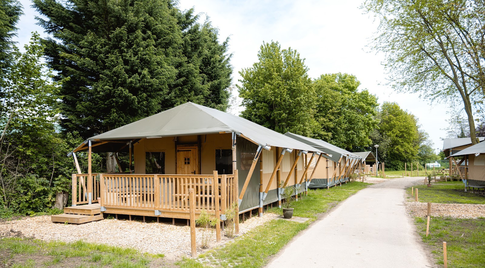 Vakantiepark en camping met zwem- en visvijver in Betuwe