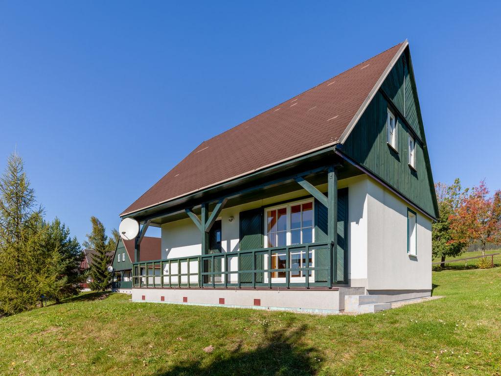 Chalets op een kleinschalig vakantiepark met zwembad in het Reuzengebergte