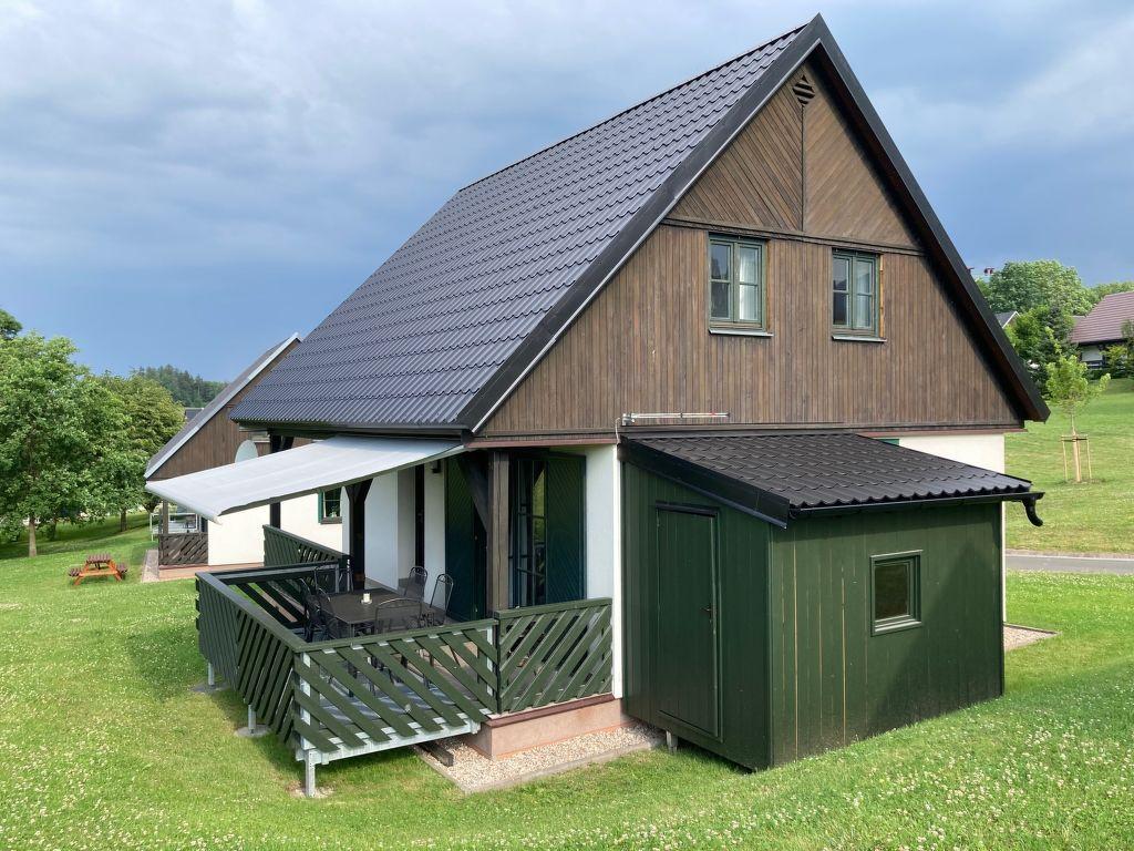 Chalets op een kleinschalig vakantiepark met zwembad in het Reuzengebergte