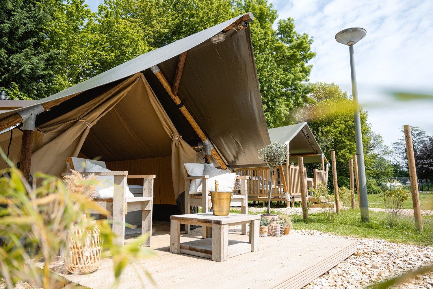 Vakantiepark en camping met zwem- en visvijver in Betuwe