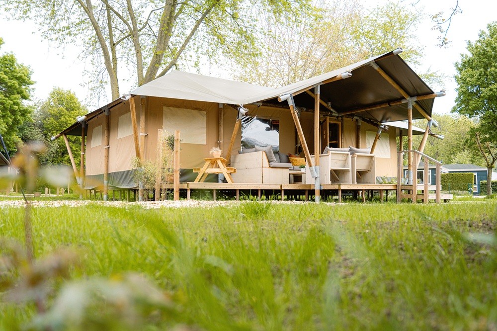 Vakantiepark en camping met zwem- en visvijver in Betuwe