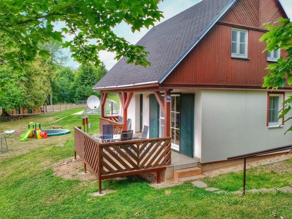 Chalets op een kleinschalig vakantiepark met zwembad in het Reuzengebergte