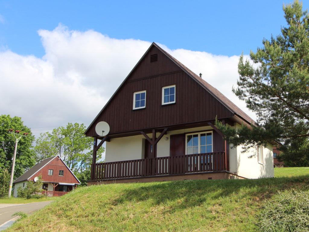 Chalets op een kleinschalig vakantiepark met zwembad in het Reuzengebergte