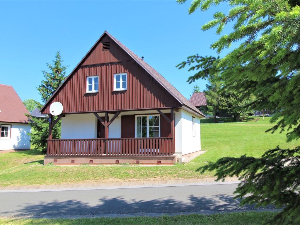 Chalets op een kleinschalig vakantiepark met zwembad in het Reuzengebergte