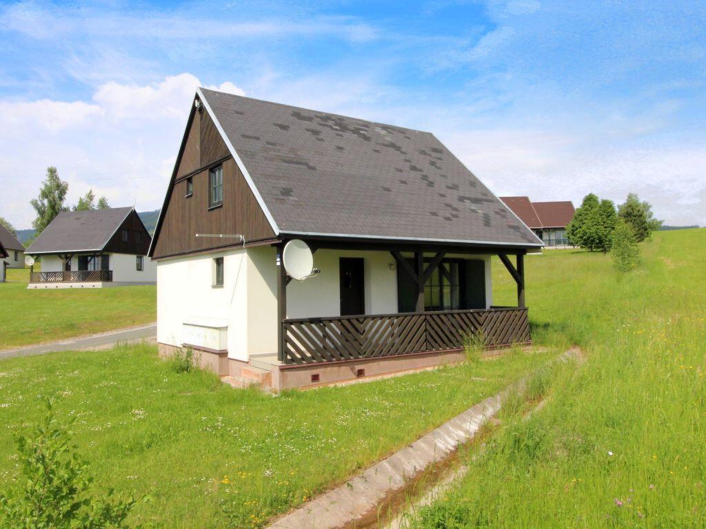 Chalets op een kleinschalig vakantiepark met zwembad in het Reuzengebergte