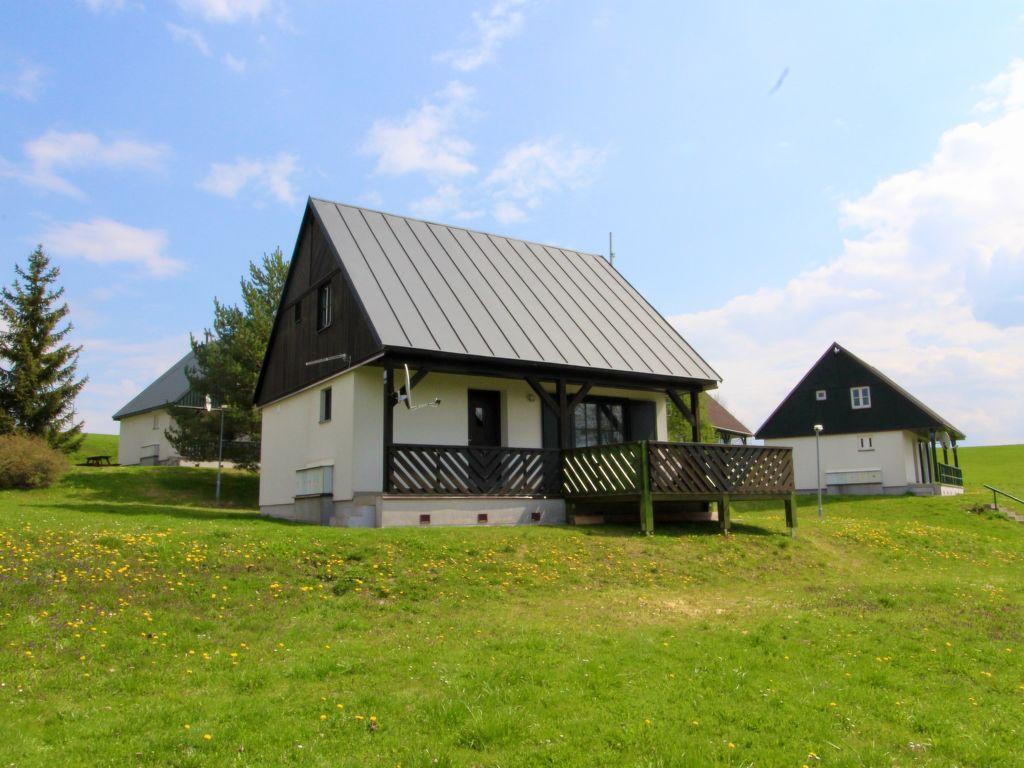 Chalets op een kleinschalig vakantiepark met zwembad in het Reuzengebergte
