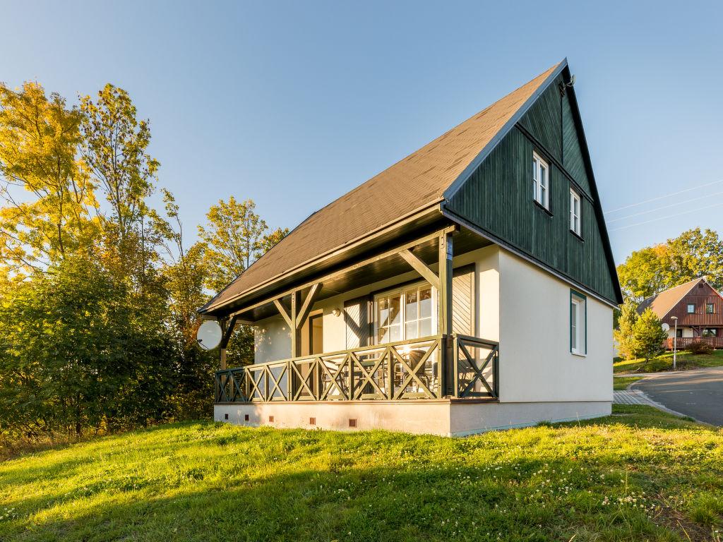 Chalets op een kleinschalig vakantiepark met zwembad in het Reuzengebergte