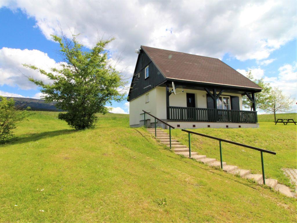 Chalets op een kleinschalig vakantiepark met zwembad in het Reuzengebergte