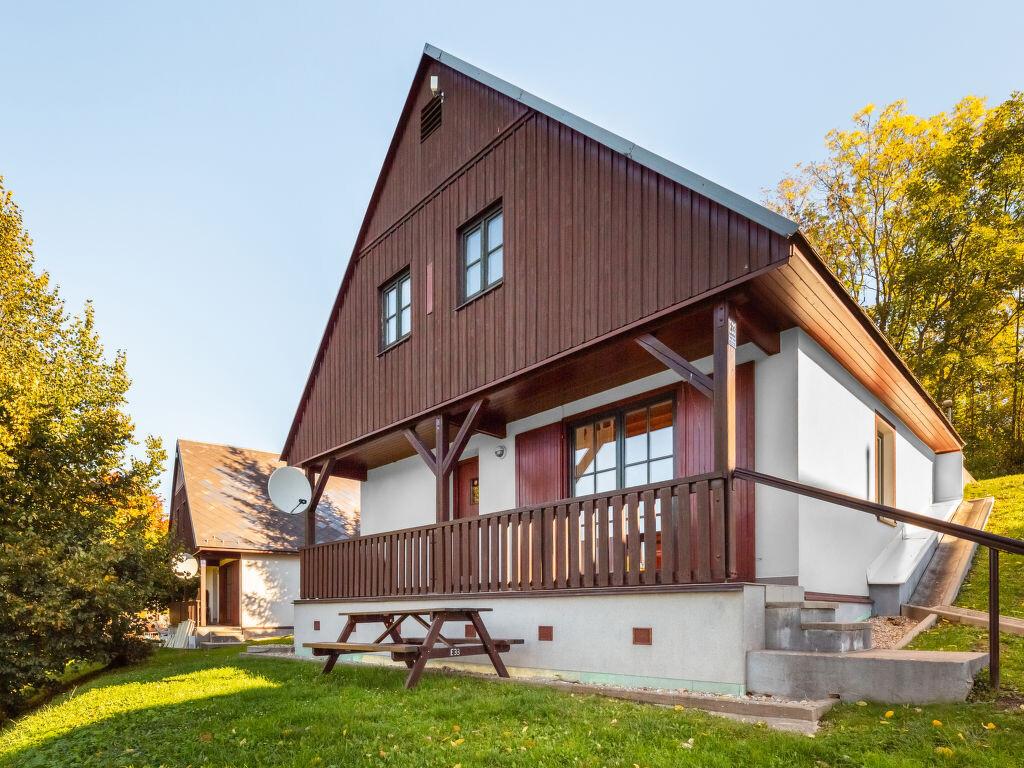 Chalets op een kleinschalig vakantiepark met zwembad in het Reuzengebergte