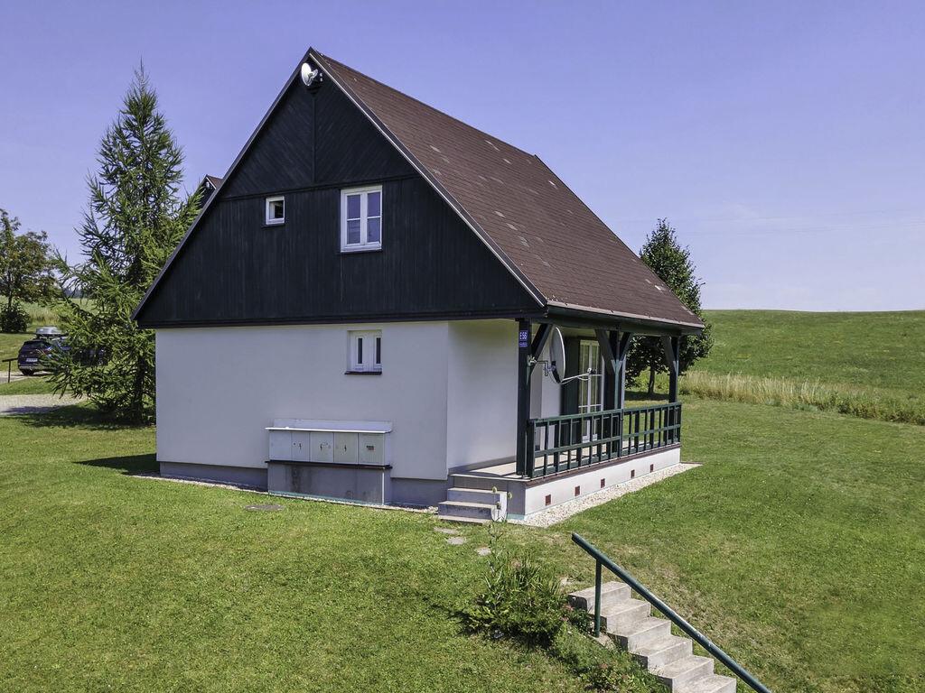 Chalets op een kleinschalig vakantiepark met zwembad in het Reuzengebergte